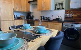 Spacious 2-Bed Flat With Garden, 3 Minutes Walk From Oval Tube Station